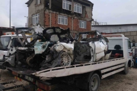 Kontrolden çıkan otomobil tıra ok gibi saplandı: 1 ölü