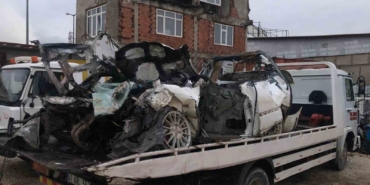 Kontrolden çıkan otomobil tıra ok gibi saplandı: 1 ölü