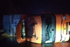 Kontrolden çıkan tır devrildi, sürücü yaralandı