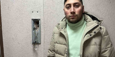 Küçükçekmece’de hırsızlar apartman diyafonunu çalıp böyle götürdü