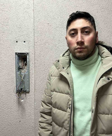 Küçükçekmece’de hırsızlar apartman diyafonunu çalıp böyle götürdü