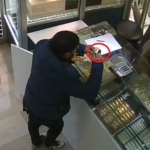 Kuyumcuda pes dedirten 105 bin liralık bilezik hırsızlığı kamerada