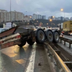 Makaslama yapan tırdan konteyner düştü, dorse bariyerlere girdi: 1 yaralı