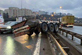 Makaslama yapan tırdan konteyner düştü, dorse bariyerlere girdi: 1 yaralı