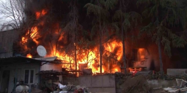 Maltepe’de depo yangını: Alevler tüm binayı sardı