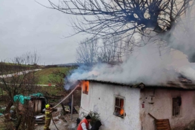 Manyas’ta yangında bir ev tamamen yandı