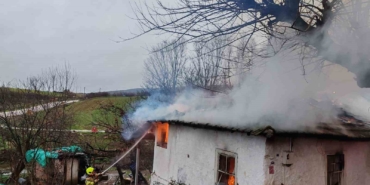 Manyas’ta yangında bir ev tamamen yandı