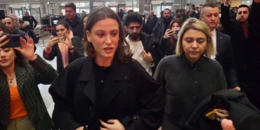 Menajer Ayşe Barım hakkında sosyal medyadaki iddialara yönelik yürütülen soruşturma kapsamında, oyuncu Serenay Sarıkaya tanık sıfatıyla ifade vermek üzere adliyeye geldi.