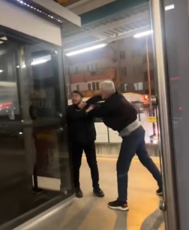Metro istasyonu boks ringine döndü