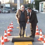 Metrobüs durağındaki ‘Empati Parkuru’ ile görme engellilere farkındalık