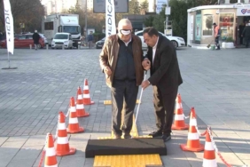 Metrobüs durağındaki ‘Empati Parkuru’ ile görme engellilere farkındalık