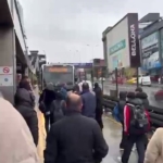Metrobüsler durağı pas geçince vatandaşlar çileden çıktı
