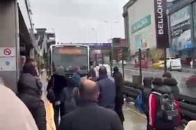 Metrobüsler durağı pas geçince vatandaşlar çileden çıktı