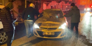 Metruk binanın bir kısmı otomobilin üzerine yıkıldı