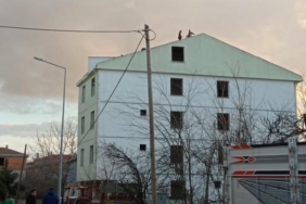 Metruk binanın çatısında tehlikeli oyun