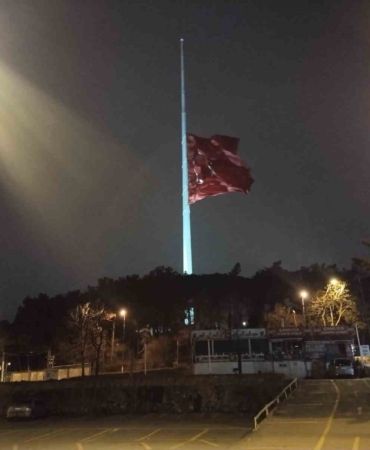 Milli yas ilan edilmesiyle İstanbul’da bayraklar yarıya indirildi