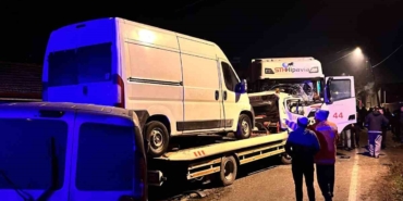 Milyonluk yarış atlarını taşıyan tır, çekici ile çarpıştı