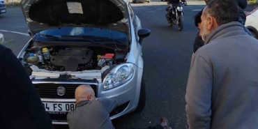 Motora sıkışan kedi kurtarıldı