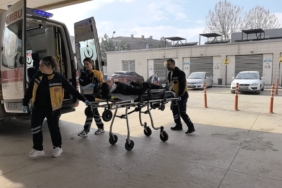 Motosiklet ile otomobil kafa kafaya çarpıştı