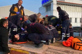 Motosiklet tırla bariyer arasına sıkıştı: 2 yaralı