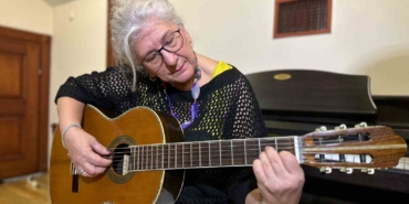 Müzik aşkı 65 yaşından sonra gitarist yaptı