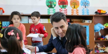 Öğrencilerle bir araya gelerek, yeni yılları kutladı