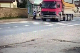 Okul çıkışı yayalara yol vermeyen araç sürücülerine ceza yağdı