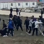 Okul önü savaş alanına döndü: Liseliler yumruk yumruğa kavga etti