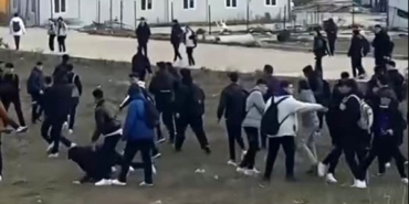 Okul önü savaş alanına döndü: Liseliler yumruk yumruğa kavga etti