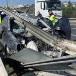 Otomobil bariyerlere girdi: 1’i ağır 4 yaralı