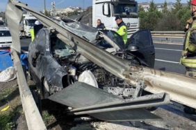 Otomobil bariyerlere girdi: 1’i ağır 4 yaralı