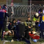 Otomobil gişelere daldı: İtfaiye montuyla yaralıları ısıttı, polis serum tuttu