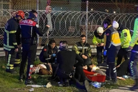 Otomobil gişelere daldı: İtfaiye montuyla yaralıları ısıttı, polis serum tuttu