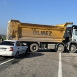 Otomobil kamyonun altına girdi: 1 Yaralı