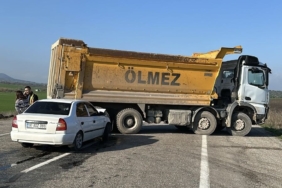 Otomobil kamyonun altına girdi: 1 Yaralı