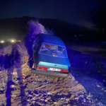 Otomobil kum yığıntısına çarptı: 3 kişi yaralı