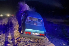 Otomobil kum yığıntısına çarptı: 3 kişi yaralı