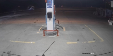 Otomobil refüjdeki aydınlatma direklerini devirdi, kaza anı kamerada
