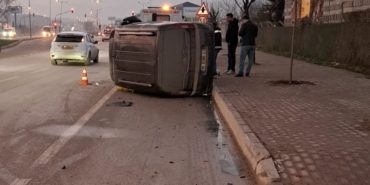 Otomobile çarpan ticari araç devrildi