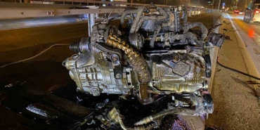 Otomobilin motoru yerinden koptu