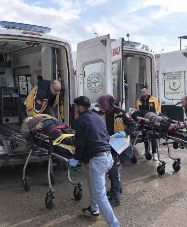 Otomobille çarpışan motosiklet sürücüsü ile kızı yaralandı