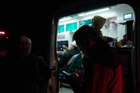 Otoyolda kontrolden çıkan panelvan ağaca çarparak durabildi: 2 yaralı