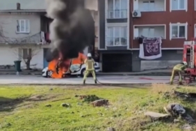 Park halindeki araç alev topuna döndü, itfaiye müdahale ederken patlama meydana geldi