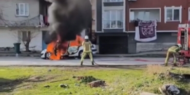 Park halindeki araç alev topuna döndü, itfaiye müdahale ederken patlama meydana geldi