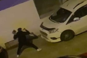 Park halindeki araca kaldırım taşı fırlattı