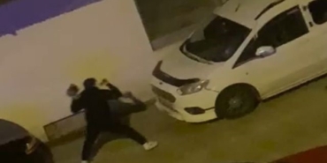 Park halindeki araca kaldırım taşı fırlattı