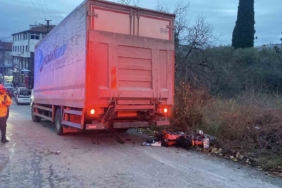 Park halindeki kamyona çarpan motosikletli ağır yaralandı