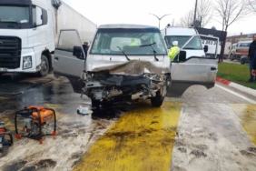 Park halindeki tıra çarpan minibüsteki 3 kişi yaralandı