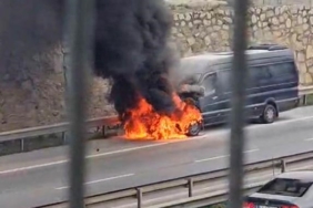 Pendik’te servis minibüsü alev alev yandı