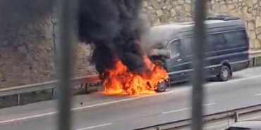 Pendik’te servis minibüsü alev alev yandı